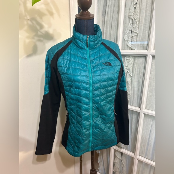 The North Face Jackets & Blazers - 💥SOLD💥 The North Face TNF Thermoball Hybrid Women’s Coat Jacket Medium flaws